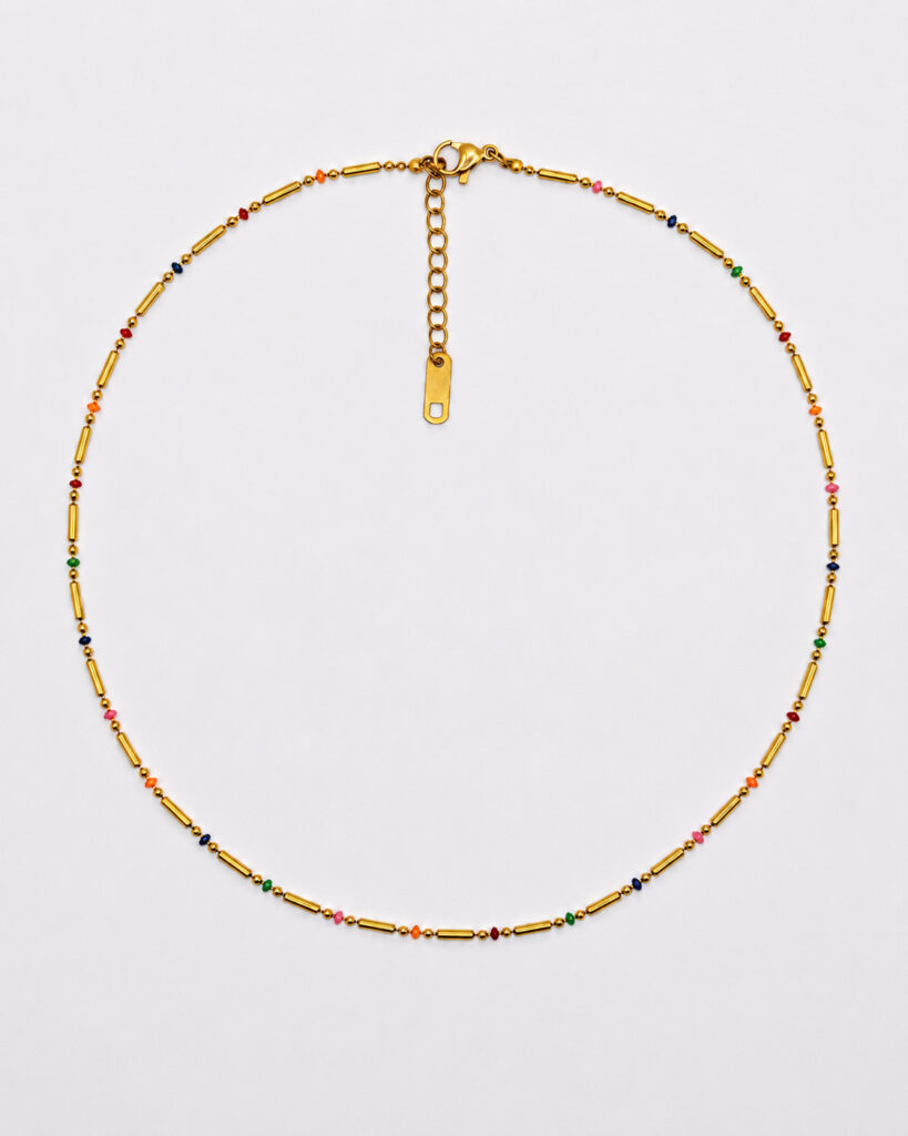 Ketting met gekleurde kralen