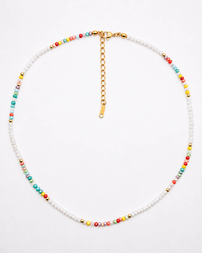 Speelse ketting met kleurrijk kralen